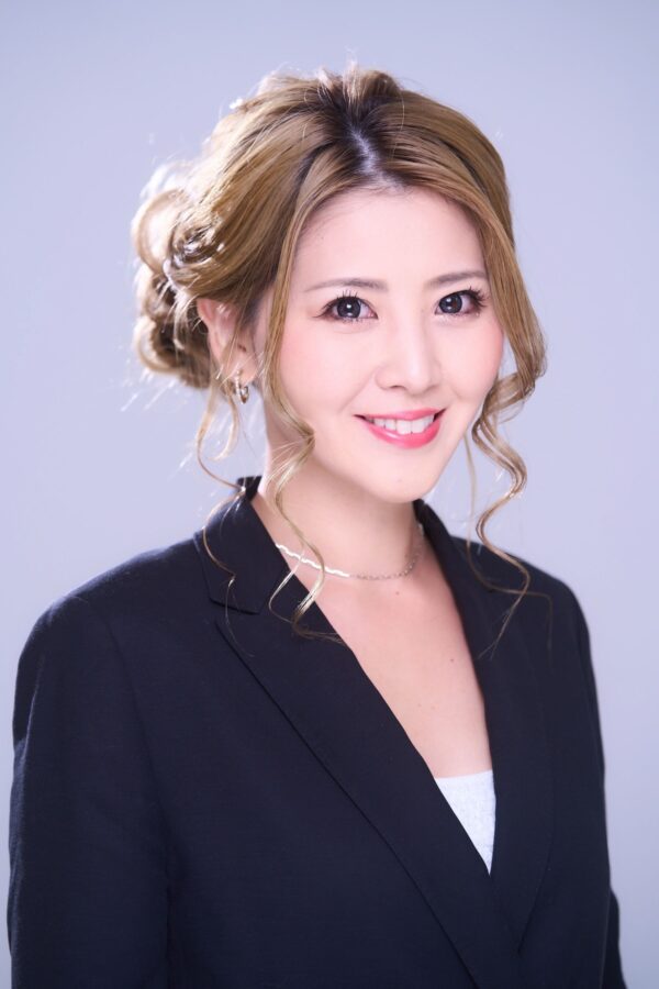 代表取締役　公認会計士・税理士 : 栗林 利紗